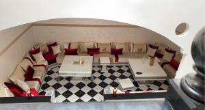 una vista aérea de una sala de estar con sofás y una mesa en Riad Lyna en Marrakech