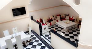 salon z podłogą wyłożoną szachownicą w obiekcie Riad Lyna w Marakeszu