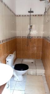 łazienka z toaletą i krzyżem na ścianie w obiekcie Riad Lyna w Marakeszu