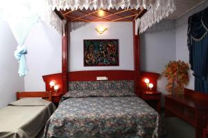 Postel nebo postele na pokoji v ubytování Riverdale Hotel