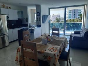 una cucina e un soggiorno con tavolo e sedie di Apartamento Santa Marta Bello Horizonte Junto a Olímpica a Santa Marta