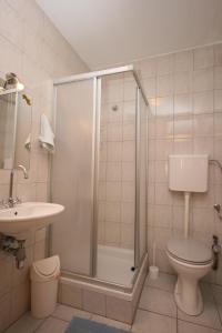 La salle de bains est pourvue d'une douche, de toilettes et d'un lavabo. dans l'établissement Apartment Mandre 6405e, à Kolan