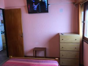 1 dormitorio con cama, tocador y espejo en Hernandarias 2 en San Bernardo