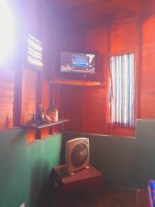 a room with a tv and a fan in a room at Sumaj Rústica in Maimará
