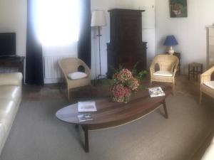 sala de estar con mesa de centro y sillas en Gîte Parçay-sur-Vienne, 5 pièces, 8 personnes - FR-1-381-262, en Parçay-sur-Vienne
