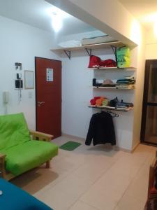 salon z zieloną kanapą i drzwiami w obiekcie DIVINO Colon 1 w mieście Colón