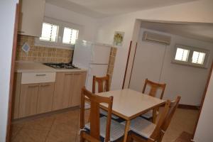 Kuchyňa alebo kuchynka v ubytovaní Apartment Kustici 6335c + 15 fotografií