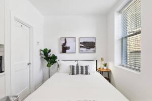 Łóżko lub łóżka w pokoju w obiekcie Cozy Studio Apt with In-Unit Laundry and Wi-Fi! - Montrose 111