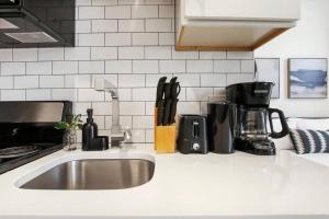 Cozy Studio Apt with In-Unit Laundry and Wi-Fi! - Montrose 111廚房或簡易廚房