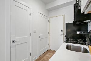 Cozy Studio Apt with In-Unit Laundry and Wi-Fi! - Montrose 111廚房或簡易廚房
