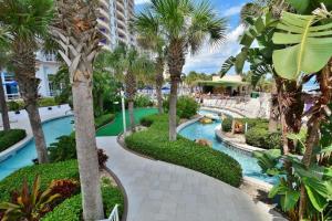 una piscina con palme presso il resort di Unit 2430 Ocean Walk - 2 Bedroom Ocean View a Daytona Beach