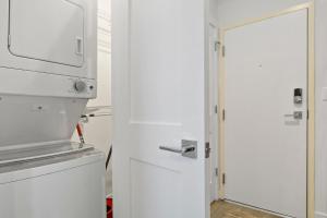 Cozy Studio Apt with In-Unit Laundry and Wi-Fi! - Montrose 111衛浴