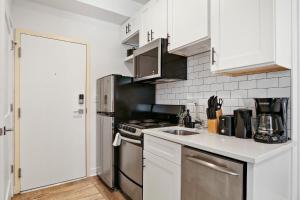 Kuchnia lub aneks kuchenny w obiekcie Cozy Studio Apt with In-Unit Laundry and Wi-Fi! - Montrose 111