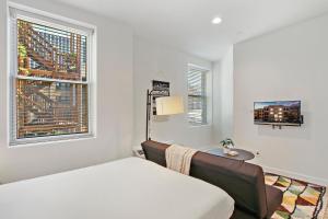 מיטה או מיטות בחדר ב-Cozy Studio Apt with In-Unit Laundry and Wi-Fi! - Montrose 111