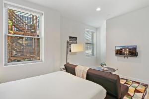 Cozy Studio Apt with In-Unit Laundry and Wi-Fi! - Montrose 111電視和／或娛樂中心