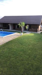 Bazén v ubytování Aqualux apartments nebo v jeho okolí