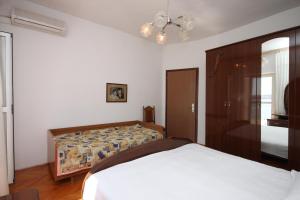 Schlafzimmer mit einem Bett und einem Kronleuchter in der Unterkunft Twin Room Kustici 6288a in Kustići