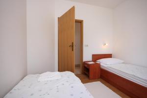 Postel nebo postele na pokoji v ubytování Apartment Stara Novalja 6301b