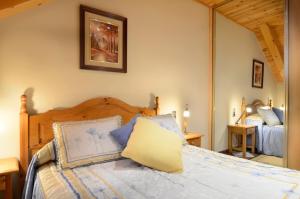 A bed or beds in a room at Hotel Ca de Graus