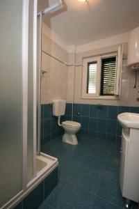 Ένα μπάνιο στο Apartment Stara Novalja 6375c