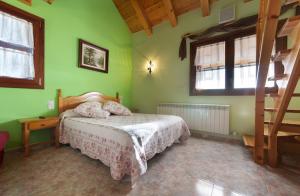 A bed or beds in a room at Hotel Ca de Graus