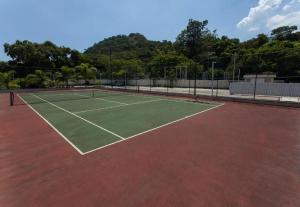 una pista de tenis con raqueta de tenis en Suite Rio stay, en Río de Janeiro