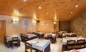 A restaurant or other place to eat at Hotel Ca de Graus Még 37 kép