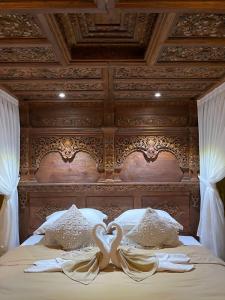 Meriki Losari Villas, in the heart of Bali island tesisinde bir odada yatak veya yataklar