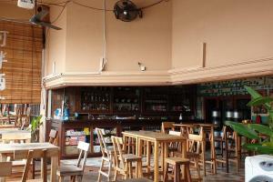 Minuman di Lovely Waterfront Riverbank Suite with Pool