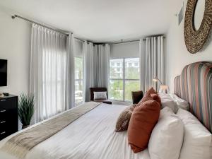 1 dormitorio con 1 cama grande y ventana grande en Pet Friendly in Orlando area near Disney, en Orlando