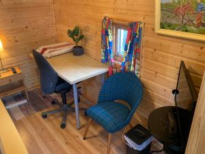 um pequeno quarto com uma mesa e duas cadeiras em Your cabin in Trondheim em Tiller