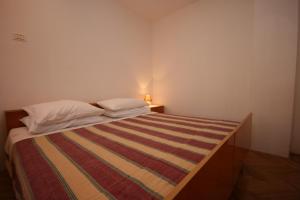um quarto com uma cama com duas almofadas em Apartments with WiFi Pula - 6987 em Pula