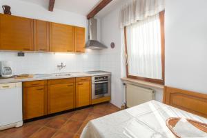 Kuchyňa alebo kuchynka v ubytovaní Apartment Umag 6992a + 16 fotografií
