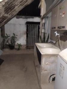a bathroom with a bath tub and a sink at Casa Obra de Arte in Diamantina