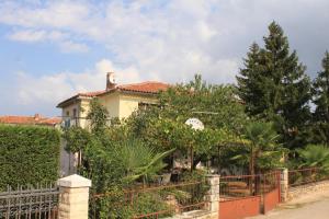 Vonkajšia záhrada v ubytovaní Apartments with parking spaces Umag - 6978