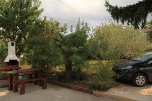 Vonkajšia záhrada v ubytovaní Apartments with parking spaces Umag - 6978