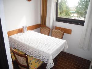 a table and chairs in a room with a window at Apartments with a parking space Mareda, Novigrad - 7100 in Novigrad Istria