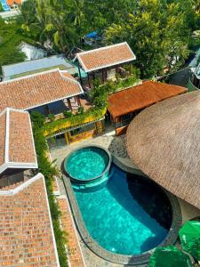 una vista aérea de una piscina en un complejo en The Light Hotel, en Nha Trang
