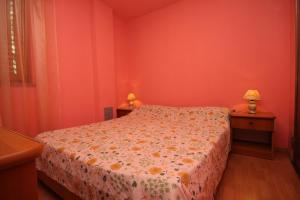 1 dormitorio con 1 cama y 2 mesas con lámparas en Apartments with a swimming pool Motovun - Bataji, Central Istria - Sredisnja Istra - 7069, en Motovun
