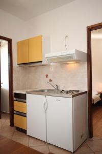 O bucătărie sau chicinetă la Apartment Porec 7042b