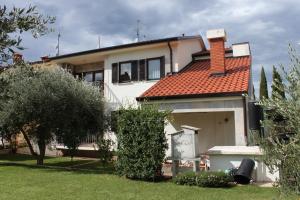 Vonkajšia záhrada v ubytovaní Apartments with a parking space Umag - 7060