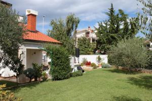 Vonkajšia záhrada v ubytovaní Apartments with a parking space Umag - 7060