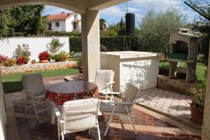 Vonkajšia záhrada v ubytovaní Apartments with a parking space Umag - 7060