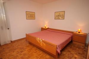 een slaapkamer met een bed en 2 lampen op nachtkastjes bij Apartment Barici 7003a in Umag