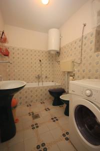 Ένα μπάνιο στο Apartments with a parking space Pomer, Medulin - 7035