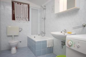 Kúpeľňa v ubytovaní Apartments with a parking space Umag - 7073 + 26 fotografií