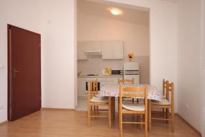 Kuchyňa alebo kuchynka v ubytovaní Apartments with a parking space Umag - 7073