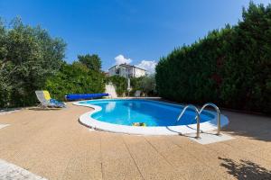 Basen w obiekcie Apartments with a swimming pool Novigrad - 7078 lub w pobliżu