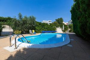 mały basen z metalową poręczą wokół niego w obiekcie Apartments with a swimming pool Novigrad - 7078 w mieście Novigrad