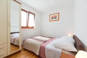 sypialnia z łóżkiem i lustrem w obiekcie Apartments with a swimming pool Novigrad - 7078 w mieście Novigrad +17 zdjęć